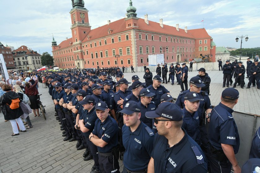 Miesięcznica. Ilu policjantów przypadało na jednego demonstranta?