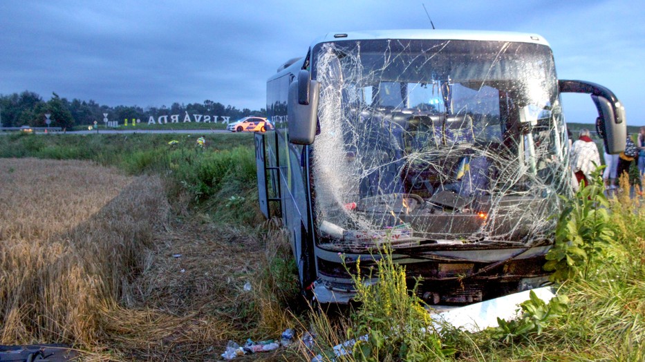 Lesodródott a 4-es főútról egy busz / Fotó: Katasztrófavédelem / Rutkai-Dér Vivien tűzoltó főhadnagy