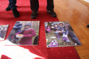 Zdjęcia cudzoziemskich dzieci i kobiet przyniesione przez aktywistów