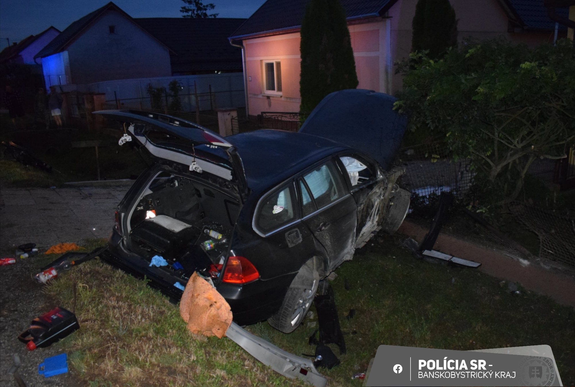 Opitý vodič narazil do plota rodinného domu. 