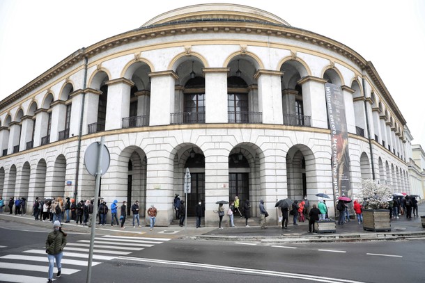 Kolejka do punktu szczepień w Warszawie