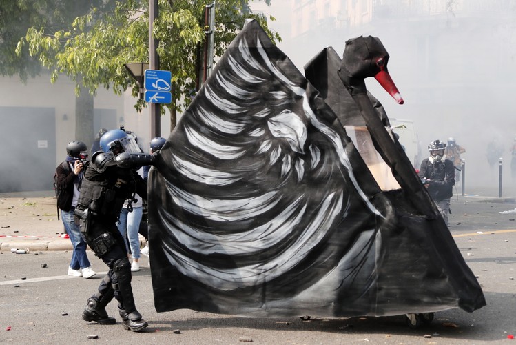 Starcia w Paryżu przy okazji uroczystości z okazji Święta Pracy