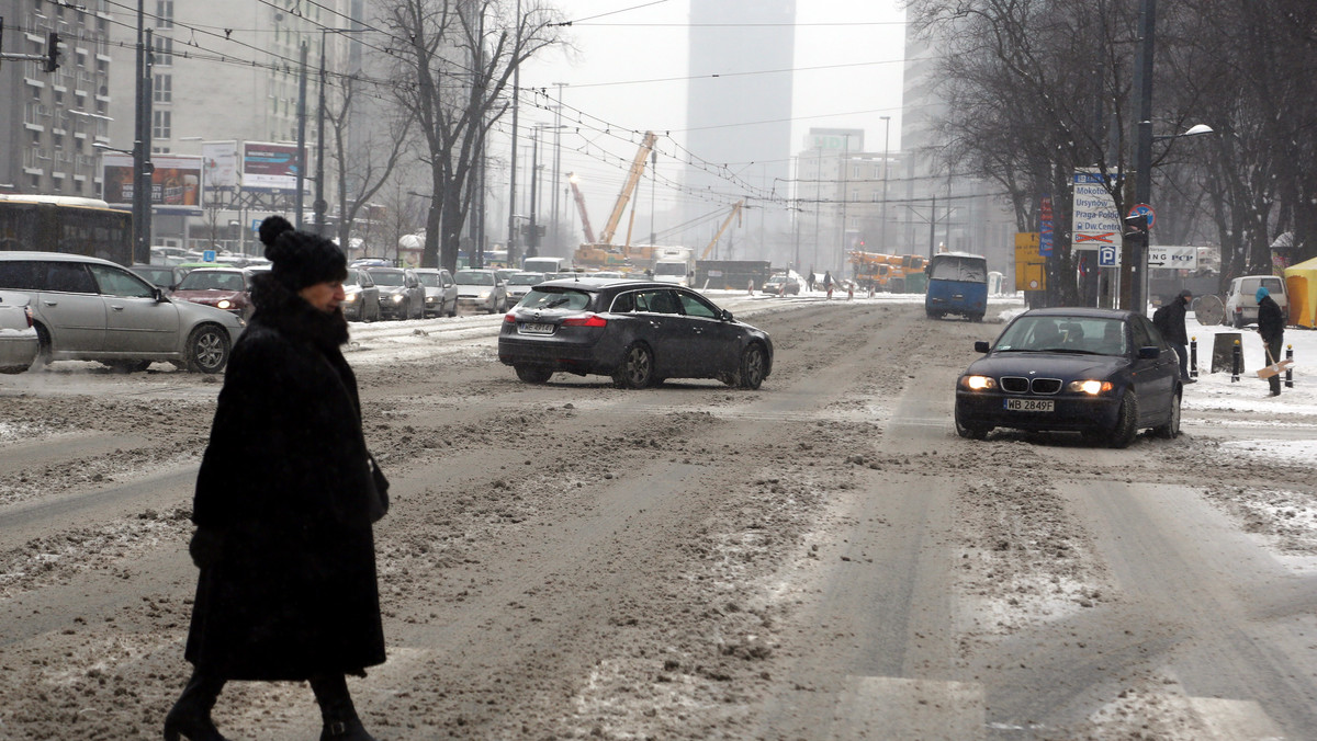W sobotę od rana w Warszawie sypał śnieg, a służby nie nadążały z przygotowaniem jezdni do bezpiecznej jazdy. Policjanci i drogowcy apeluje do kierowców o ostrożną jazdę.