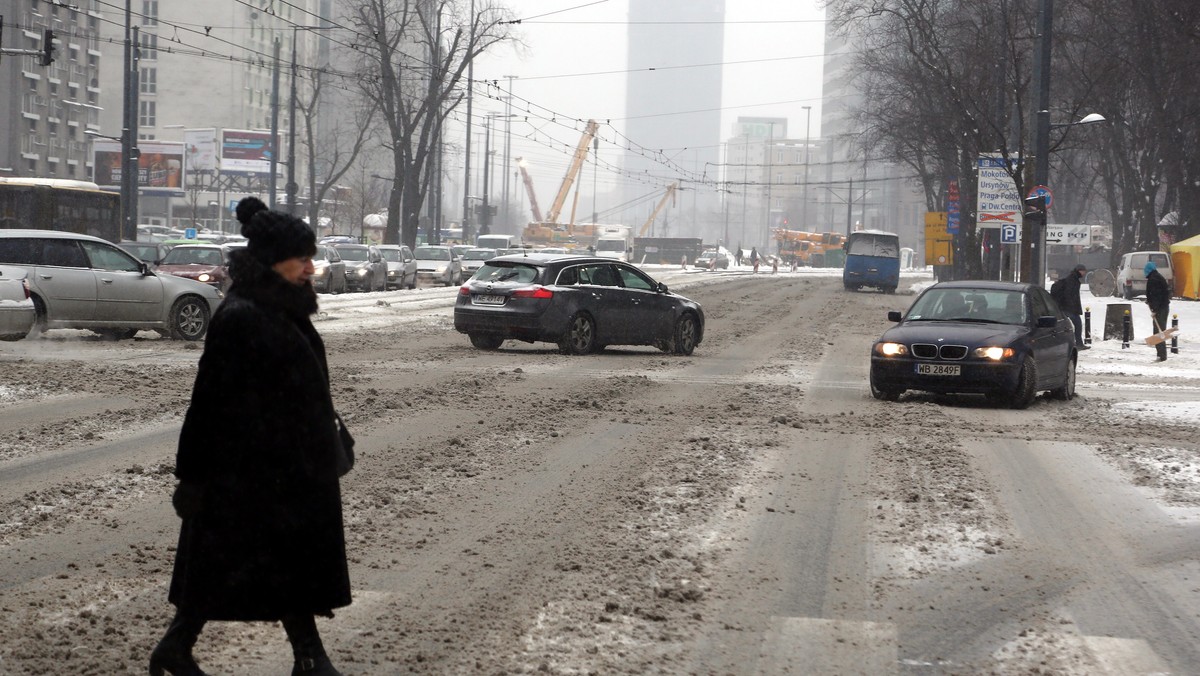 W sobotę od rana w Warszawie sypał śnieg, a służby nie nadążały z przygotowaniem jezdni do bezpiecznej jazdy. Policjanci i drogowcy apeluje do kierowców o ostrożną jazdę.