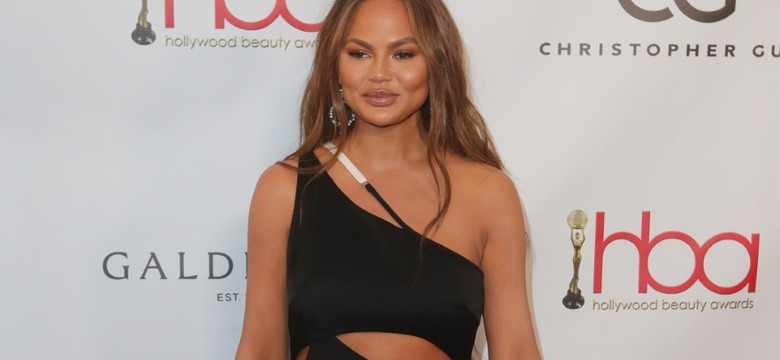 TE ZDJĘCIA Chrissy Teigen nie uciszą plotek, że majstrowała przy twarzy