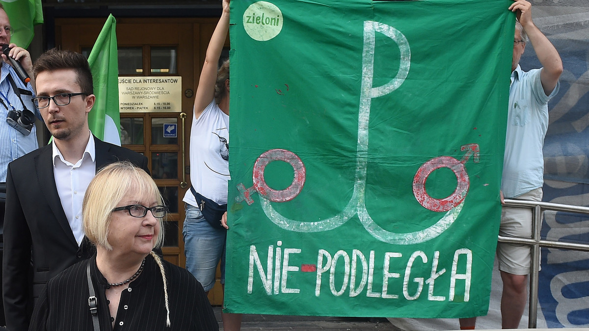 Przed stołecznym sądem ruszył dzisiaj proces trójki aktywistów partii Zieloni, którym zarzucono znieważenie znaku Polski Walczącej. W czerwcu 2016 r., podczas Marszu Godności, trzymali oni zielony transparent ze znakiem, na końcu kotwicy namalowane zostały symbole płci.