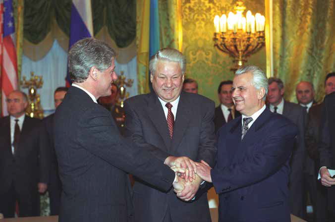 Prezydent USA Bill Clinton (po lewej), prezydent Rosji Boris Jelcyn (w środku) i prezydent Ukrainy Łeonid Krawczuk po podpisaniu w Moskwie trójstronnego porozumienia poprzedzającego Memorandum Budapesztańskie; 14 stycznia 1994 r. (fot. William J. Clinton Presidential Library, domena publiczna)