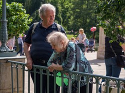 Emeryci dostają zwaloryzowane emerytury i znów płacą pit, emerytury realnie tracą na wartości