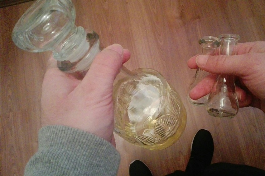 Kad ide u goste, ponese nešto iz bogatog bifea svojih roditelja