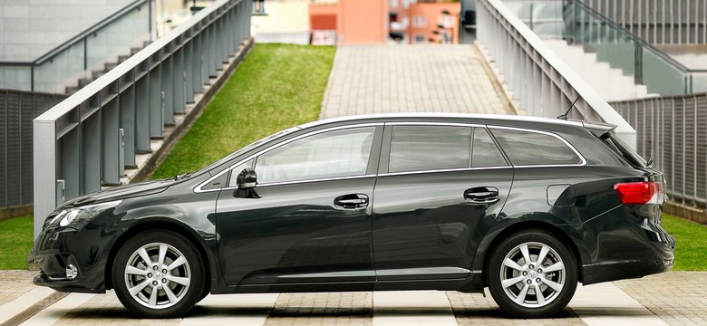 Toyota Avensis czy Ford Mondeo? Oto 7 najlepszych aut do 30 tys. zł, ale nie z Niemiec