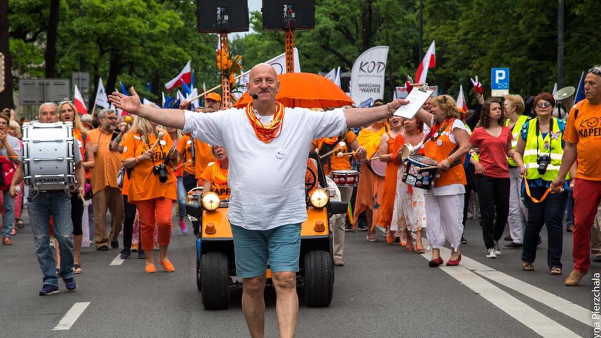 Konrad Materna. Lider KOD-Kapeli oskarżony o handel ludźmi