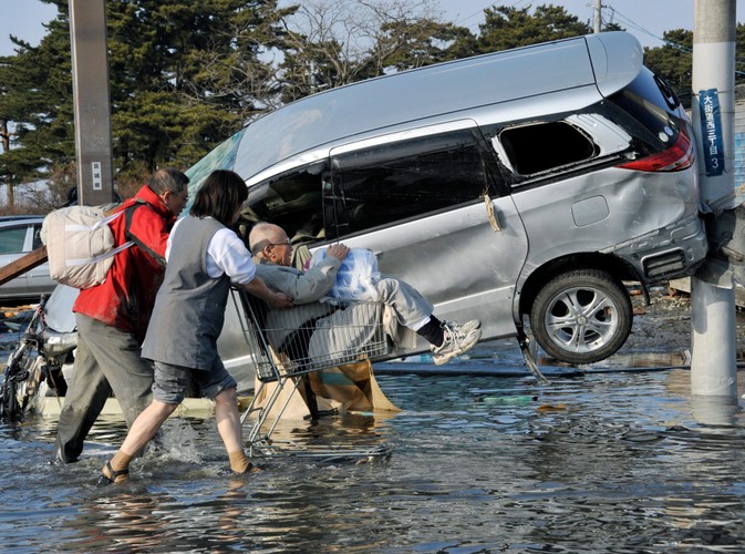 Starszy mieszkaniec Ishinomaki w prefekturze Miyagi, przewożony w sklepowym wózku