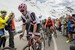 Giro d'Italia: Lider musiał się zatrzymać i iść w 'krzaki'. Atak biegunki mógł go pozbawić prowadzenia [WIDEO]