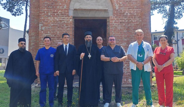 Direktor UKC Niš, gradonačelnik Niša i mmitropolit obišli volontere