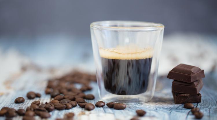 Az étcsokoládé és a kávé egyaránt felpörgeti az anyagcserét Fotó: Getty Images