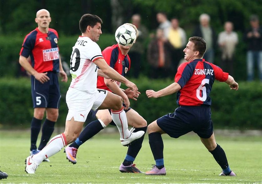 Pilka Nozna - Ekstraklasa .  Piast Gliwice  (niebiesko-czerwone) - Slask Wroclaw (biale)