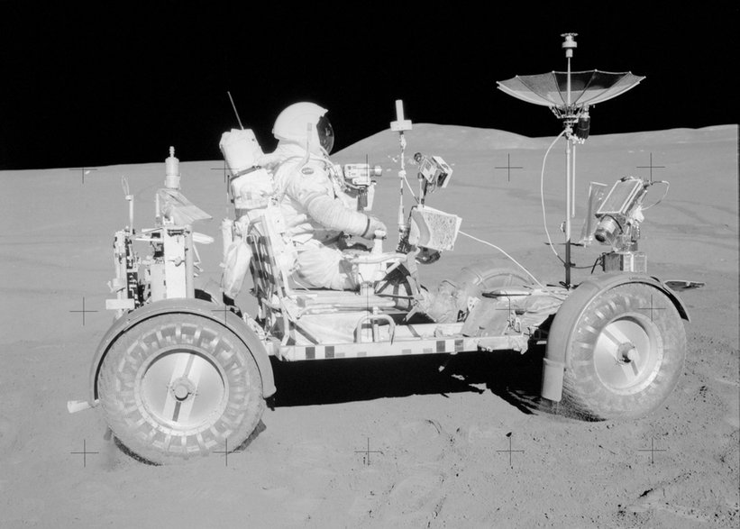 Astronauta David R. Scott w Lunar Roving Vehicle (LRV) podczas misji Apollo 15 na Księżycu