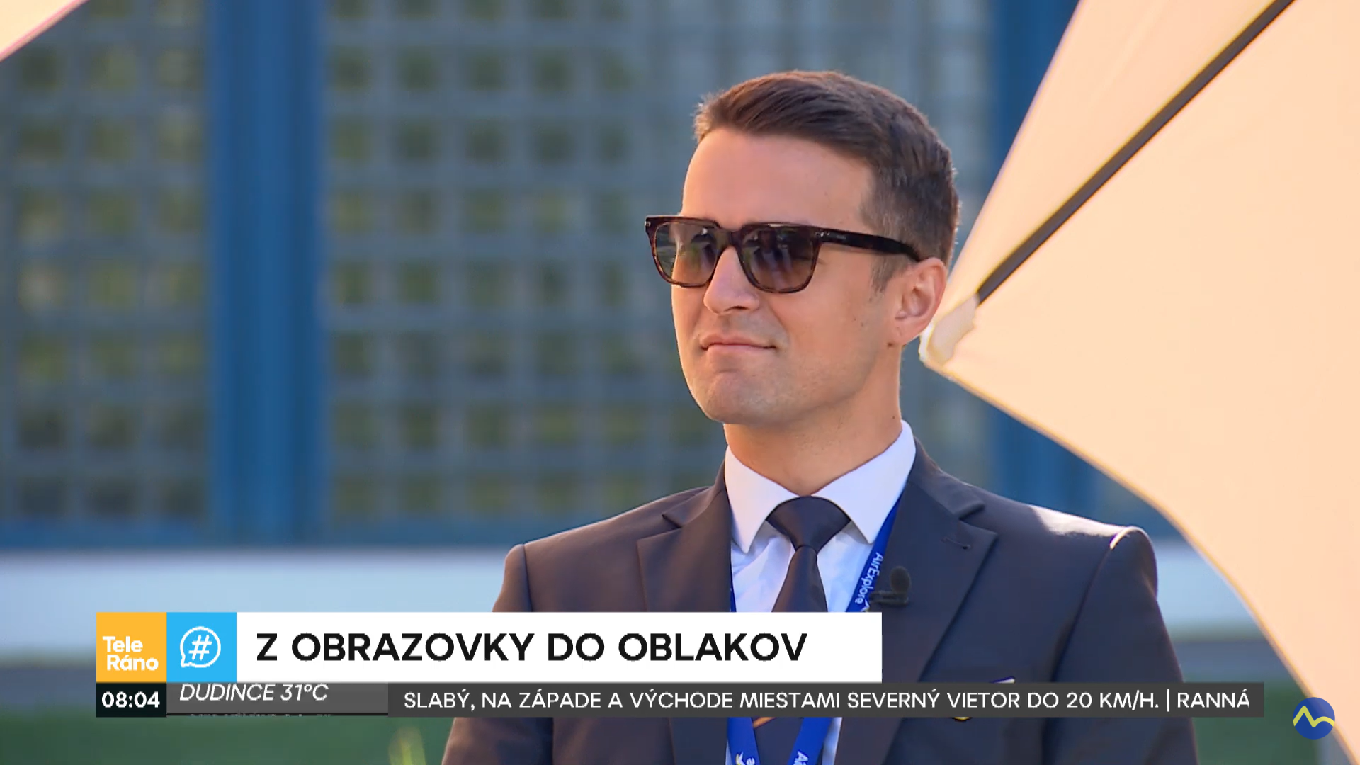 Moderátor Viktor Vincze v uniforme pre pilotov.