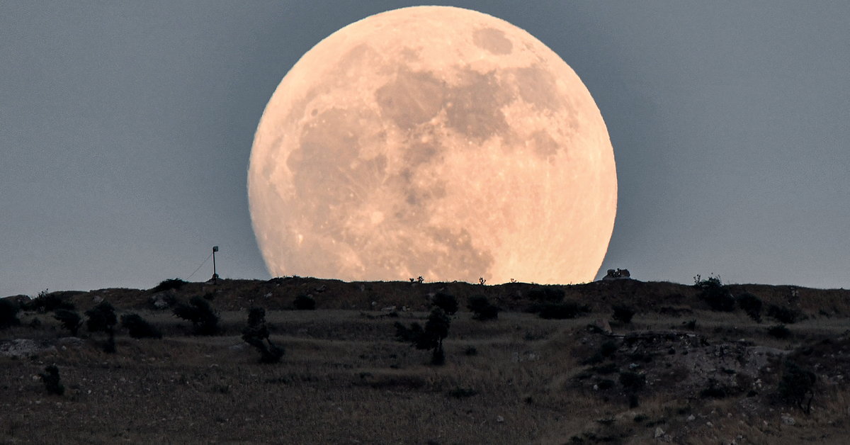 Incredible phenomenon in the night sky.  What the super-full moon in the world looked like