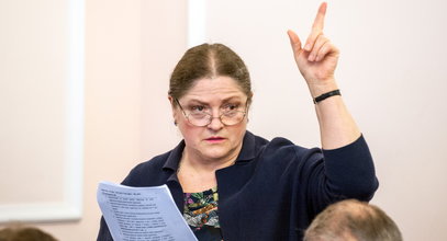 Krystyna Pawłowicz się zbroi. Po co sędzi Trybunału Konstytucyjnego taka spluwa?