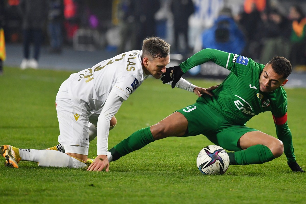 Zawodnik Radomiaka Radom Leandro Rossi (P) Barry Douglas (L) z Lecha Poznań podczas meczu 18. kolejki piłkarskiej Ekstraklasy