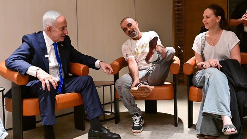 Israeli Prime Minister Benjamin Netanyahu meets FlyDubai passenger Yaniv Hayun and his wife, Sigalit, after the flight’s emergency landing. Photo: Amos Ben-Gershon/Israel GPO via Reuters Connect