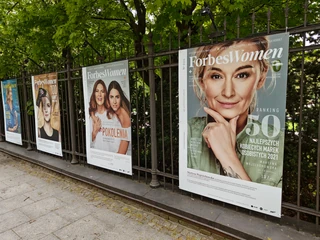 Wystawa „5 lat Forbes Women” na ogrodzeniu Łazienek Królewskich