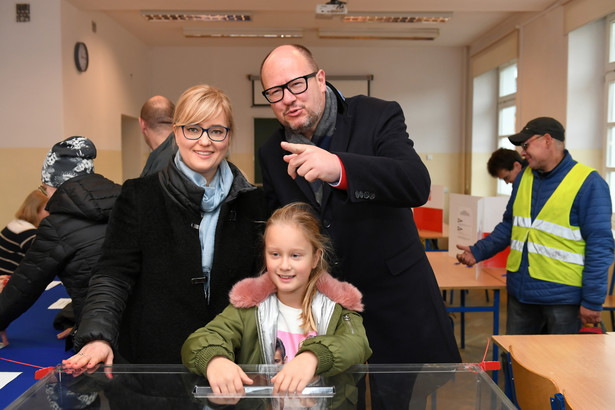 Prezydent Gdańska Paweł Adamowicz z żoną Magdaleną i córką podczas głosowania w II turze wyborów samorządowych w Gdańsku.