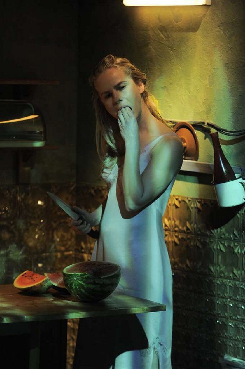 Magdalena Cielecka z nożem