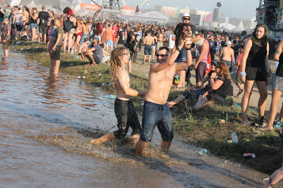 Pol'and'Rock Festival 2018: błotne kąpiele pod "grzybkiem"