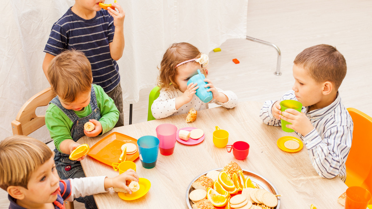 Dzieci w żłobkach i przedszkolach spędzają większą część dnia i jedzą najważniejsze posiłki. Często serwowane tam jedzenie nie spełnia zasad zdrowego odżywiania i sprzyja kształtowaniu złych nawyków żywieniowych. Niektóre żłobki mogą pochwalić się bardzo dobrym menu, ale w wielu placówkach jadłospis dla najmłodszych jest fatalny.