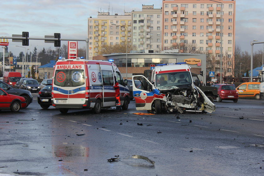 Karetka zderzyła się z TIR-em. Ciężarówka spłonęła