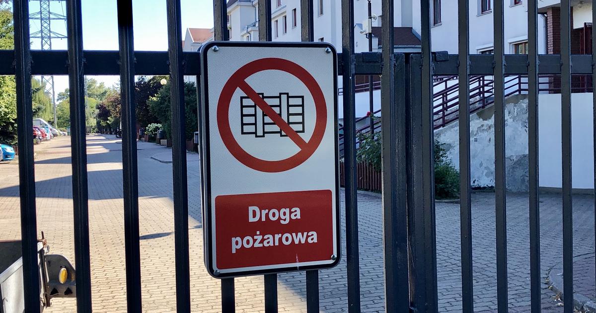  Kierowcy parkują, nie patrząc na tę tabliczkę. Ryzyko mandatu to najmniejszy problem