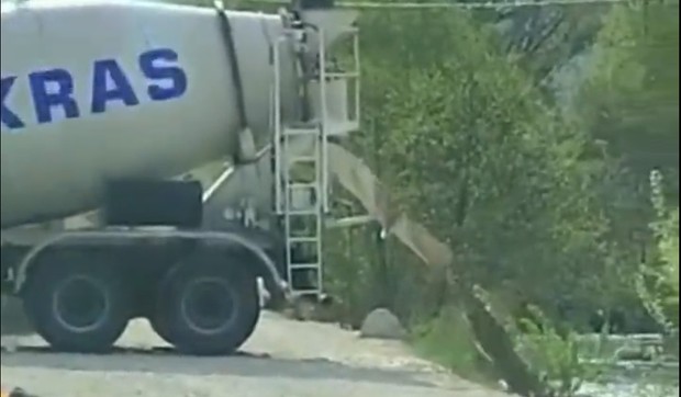 Istovaranje cementa u reku Rašku