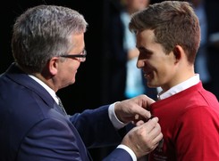 Michał Kwiatkowski i Rafał Majka odznaczeni przez Bronisława Komorowskiego. ZDJĘCIA