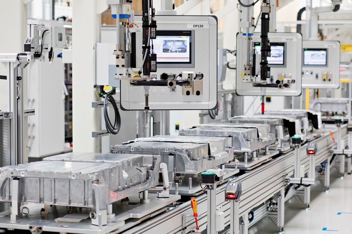 KE chce wesprzeć europejski łańcuch producentów akumulatorów do pojazdów elektrycznych. Na zdjęciu fabryka Skody i akumulatory do samochodów z napędem hybrydowym typu plug-in