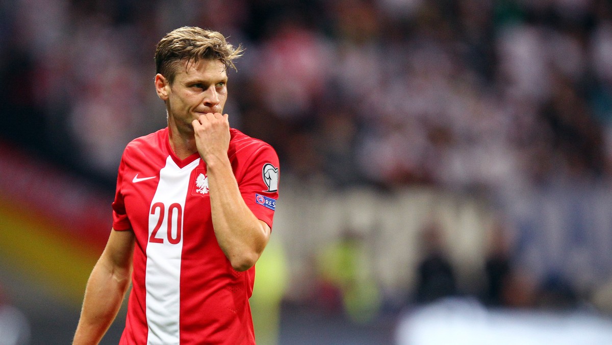 Łukasz Piszczek jeszcze przez długi czas nie zapomni o piątkowym spotkaniu z Niemcami we Frankfurcie (1:3). Prawy obrońca reprezentacji Polski jeszcze przed przerwą doznał kontuzji i został zmieniony, a ponadto miał duży udział przy stracie dwóch bramek. - Broni cała drużyna. Wiadomo, że wyglądało to tak, że Niemcy wjeżdżali swoją lewą stroną. Grali ze mną dwa na jeden, dlatego nie miałem ułatwionego zadania. Nie będę się tym usprawiedliwiał, ale myślę, że w defensywie mogliśmy zagrać dużo lepiej - stwierdził Piszczek po meczu.