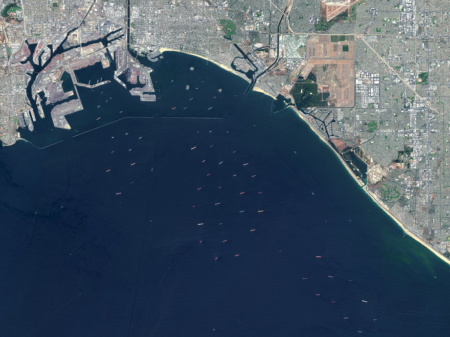 Widok na statki czekające przed portami  Los Angeles i Long Beach, sierpień 2021 r. 