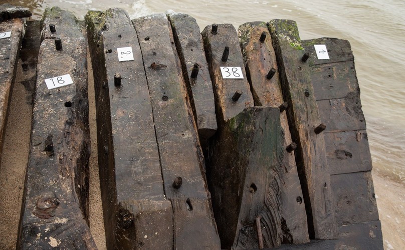 MIĘDZYWODZIE. WRAK XIX-WIECZNEGO STATKU WYCIĄGNIĘTY Z PLAŻY