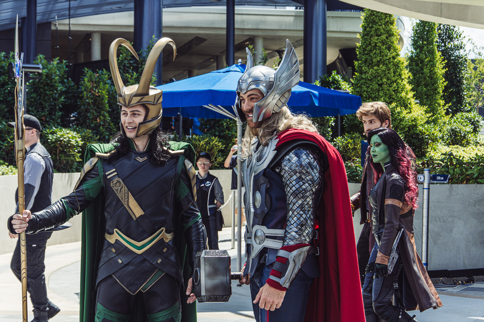 Loki i Thor w Avengers Campus
