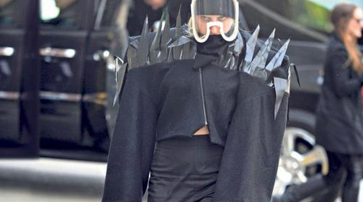 Buldózernek öltözött Gaga