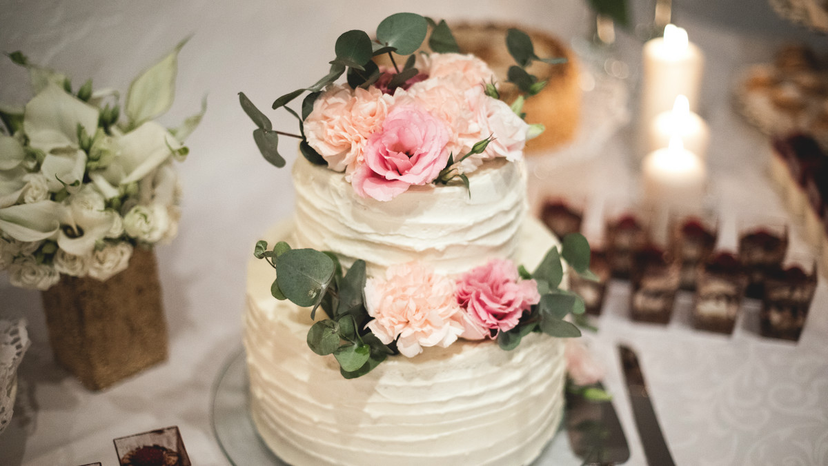 Jak udekorować tort weselny? I Kobieta Onet