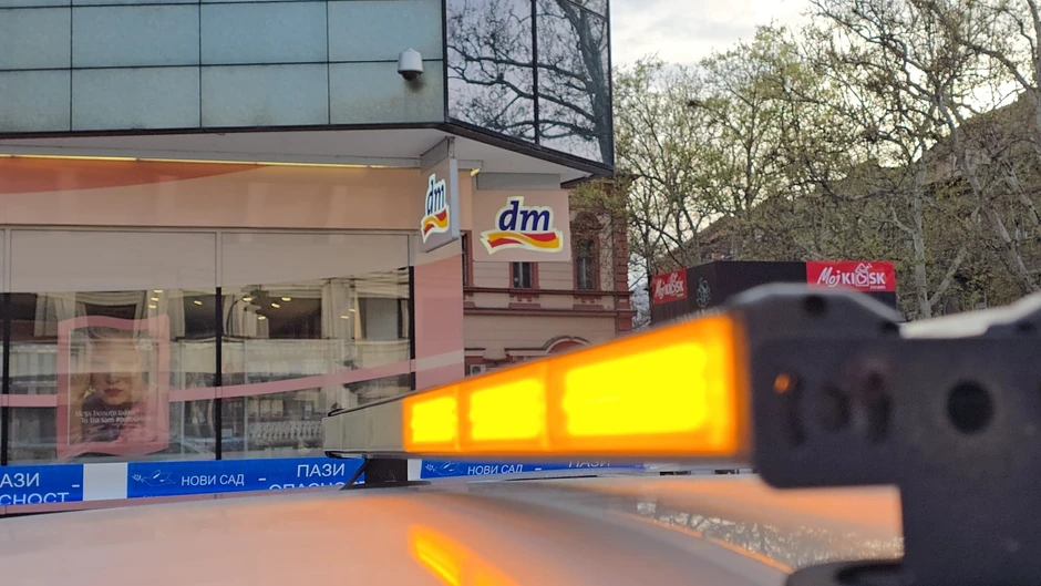 Komunalna policija/Nov Sad - kontrola objekta Nork nakon pada dela skele