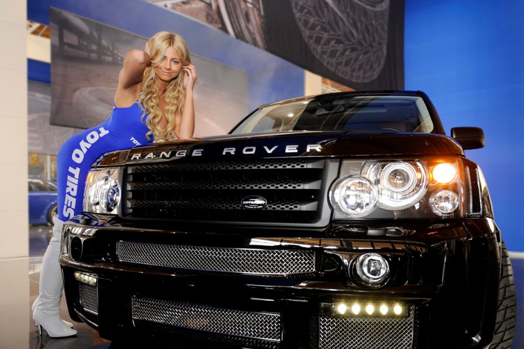 Razem z nimi pojawiły się atrakcyjne panie, ...