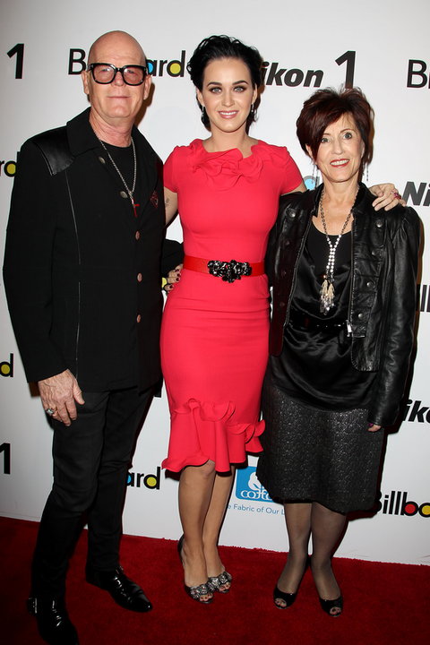 Zagraniczne gwiazdy z mamami na czerwonym dywanie: Katy Perry i Mary Hudson (na zdjęciu z Keithem Hudsonem)