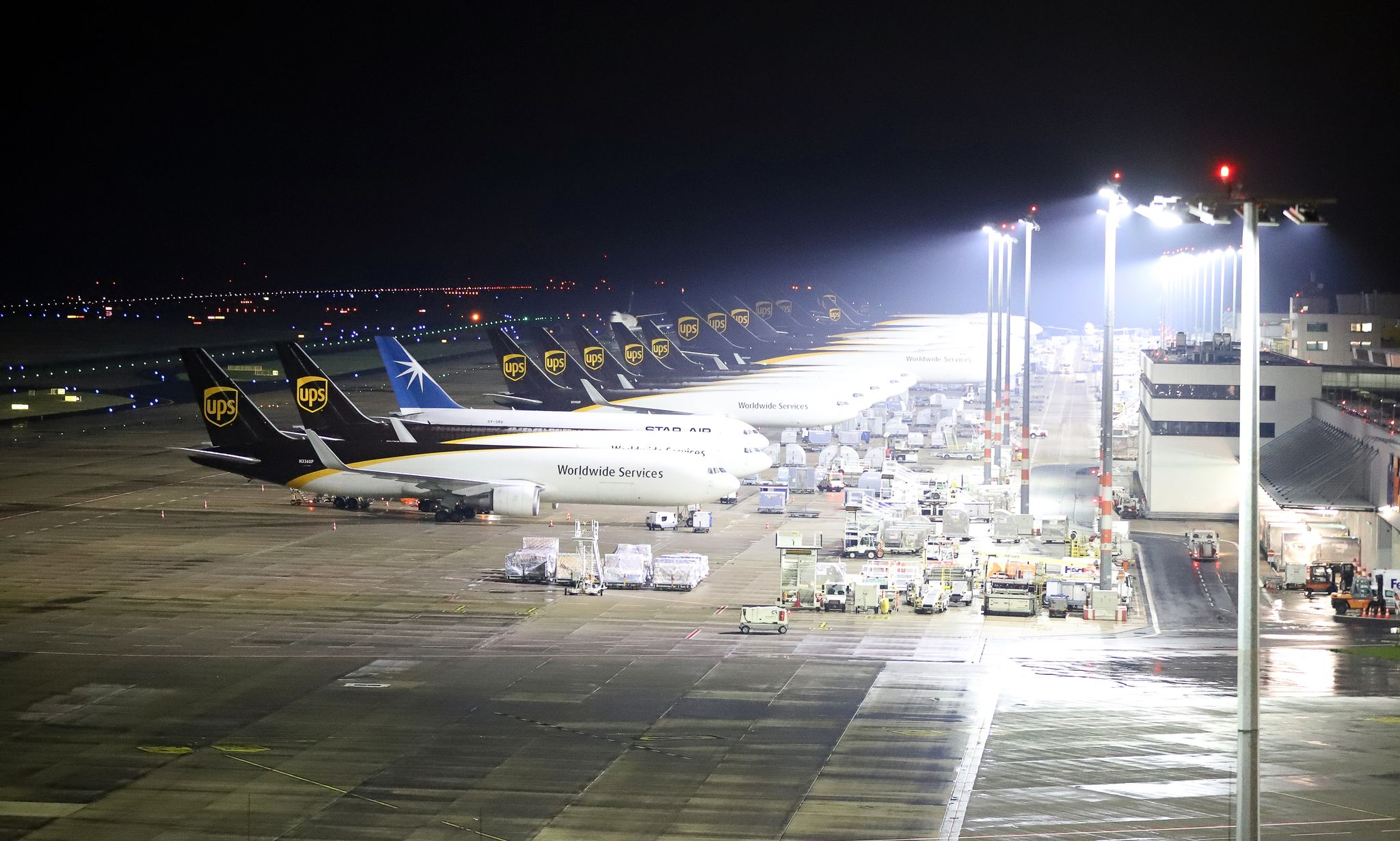 Flughafen Köln/Bonn: Zwei brechen Nottür auf und stürmen Rollfeld