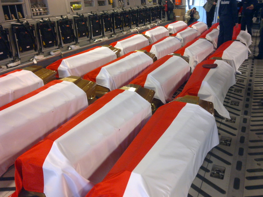 Trumny z ciałami ofiar katastrofy polskiego Tu-154M