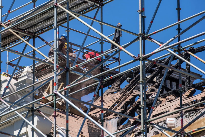 Rozpoczął się remont spalonego dachu rektoratu Politechniki Łódzkiej