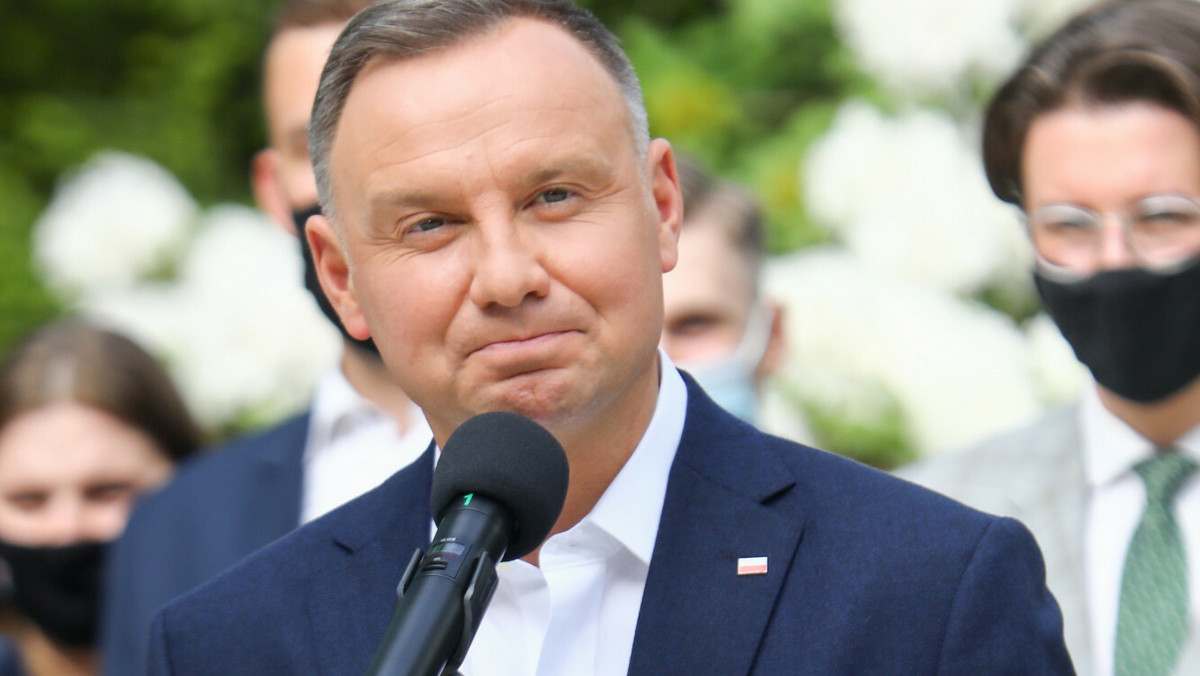 Prezydent Andrzej Duda zachęcił w środę do wspólnej lektury "Moralności pani Dulskiej" Gabrieli Zapolskiej podczas tegorocznego Narodowego Czytania. - Zjednoczmy się wokół nieprzemijających wartości naszego literackiego kanonu, aby czerpać radość z bycia razem przy wspólnej lekturze - zaapelował.