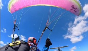 Avion udario u paraglajderku